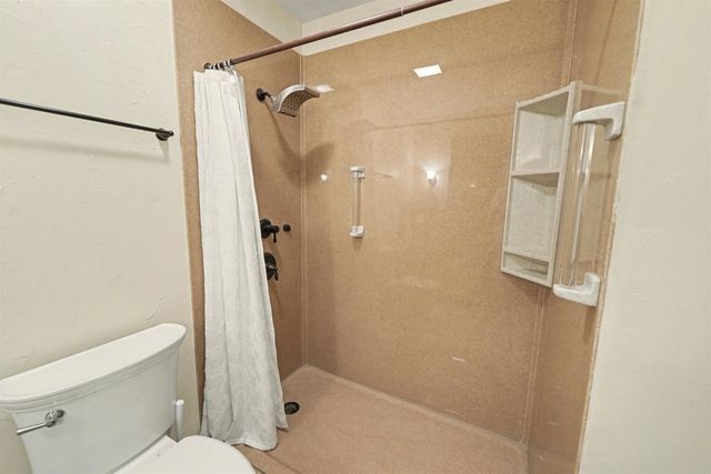 543 Crestwood Rd, Salina, KS 67401