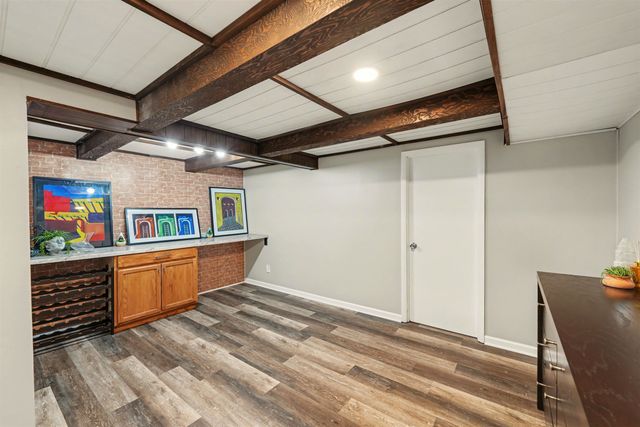 543 Crestwood Rd, Salina, KS 67401