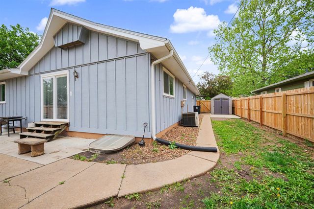 543 Crestwood Rd, Salina, KS 67401