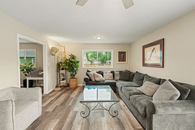 543 Crestwood Rd, Salina, KS 67401