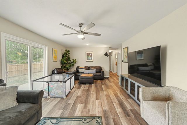 543 Crestwood Rd, Salina, KS 67401