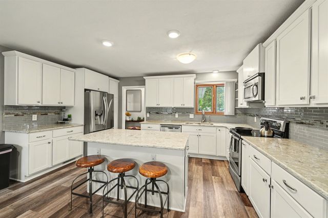 543 Crestwood Rd, Salina, KS 67401