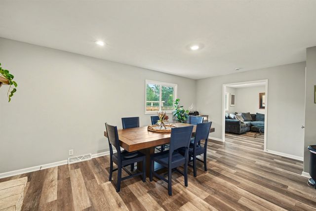 543 Crestwood Rd, Salina, KS 67401