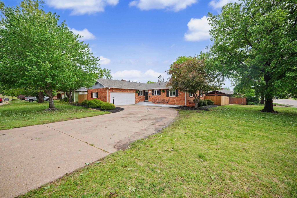 543 Crestwood Rd, Salina, KS 67401