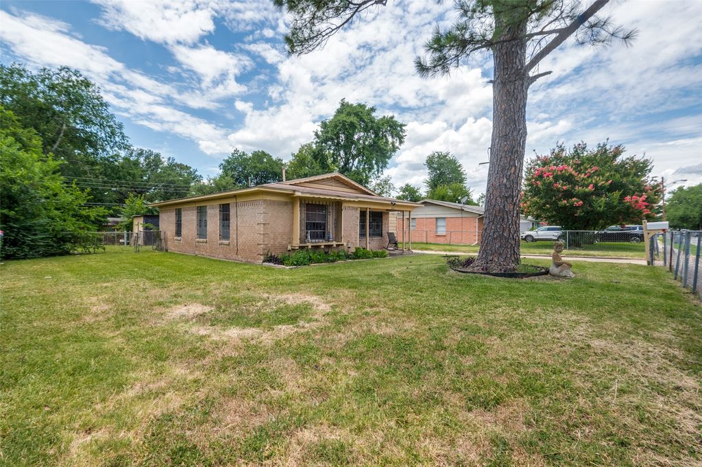 215 Satinwood Drive, Dallas, TX 75217