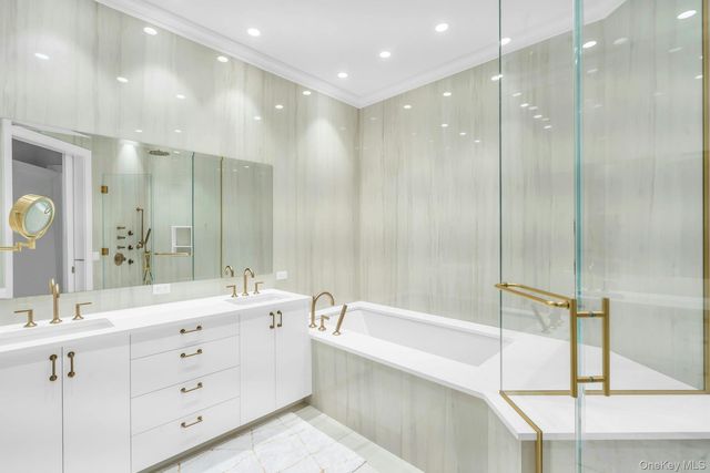 3000 Royal Court 3306 PH, North Hills, NY 11040