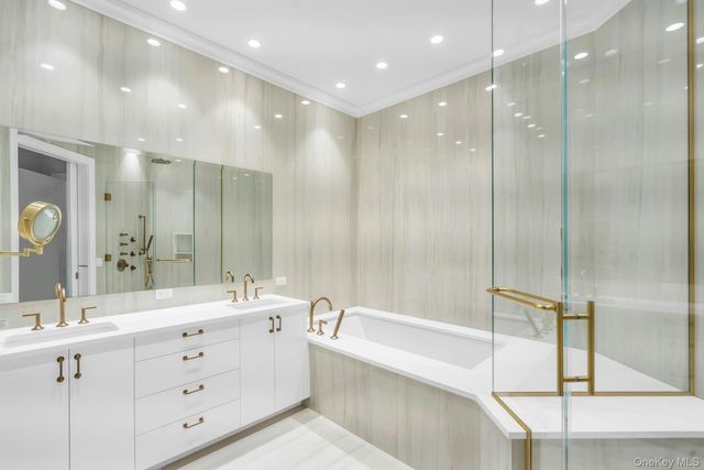 3000 Royal Court 3306 PH, North Hills, NY 11040