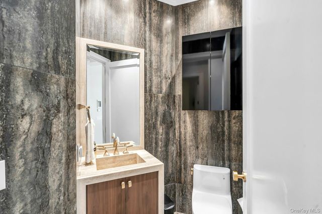 3000 Royal Court 3306 PH, North Hills, NY 11040