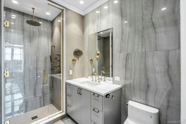 3000 Royal Court 3306 PH, North Hills, NY 11040