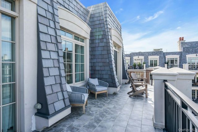 3000 Royal Court 3306 PH, North Hills, NY 11040