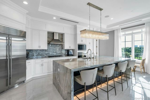 3000 Royal Court 3306 PH, North Hills, NY 11040