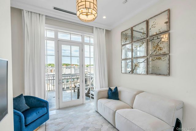 3000 Royal Court 3306 PH, North Hills, NY 11040