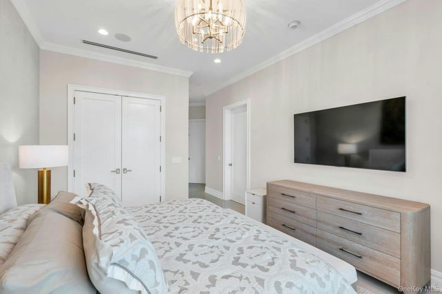 3000 Royal Court 3306 PH, North Hills, NY 11040