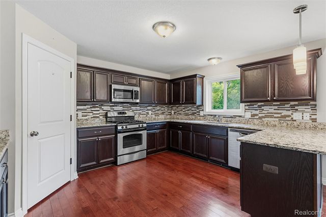 38124 Cobble Creek Court, Sterling Heights, MI 48312