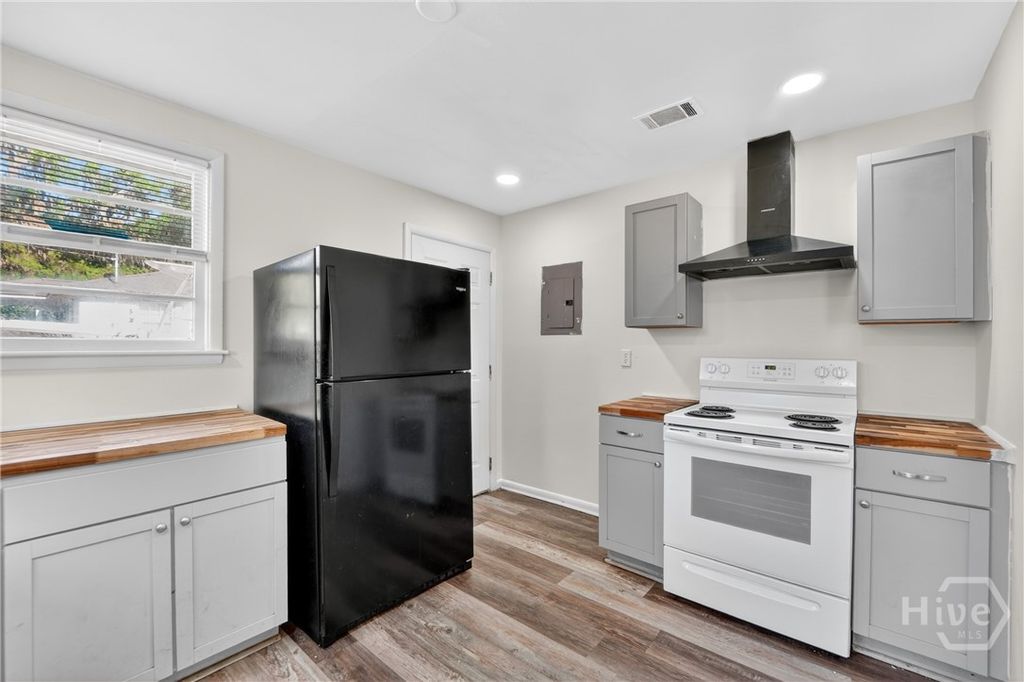 Image 10 of property listing at 2624 Aimar Avenue, Savannah, GA 31406