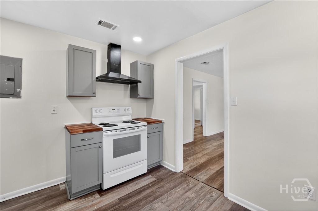 Image 9 of property listing at 2624 Aimar Avenue, Savannah, GA 31406