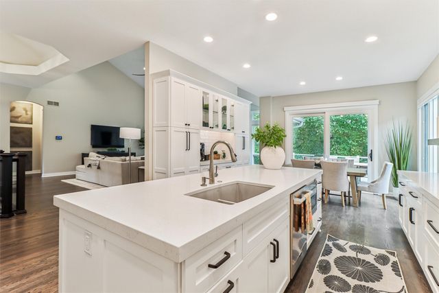 5754 Gallery Court, West Des Moines, IA 50266