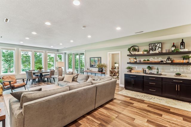 5754 Gallery Court, West Des Moines, IA 50266