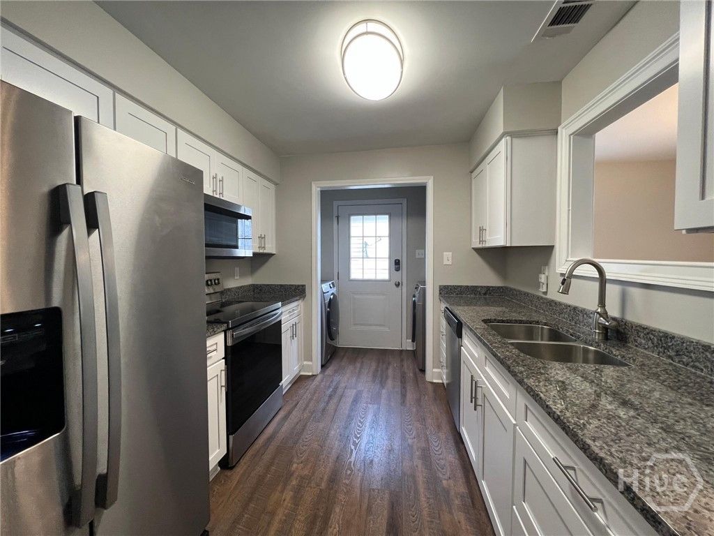 Image 4 of property listing at 826 E 33rd Street, Savannah, GA 31401