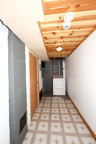 445 19th St NW, Minot, ND 58703