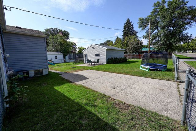 445 19th St NW, Minot, ND 58703