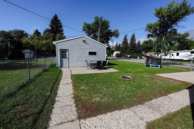 445 19th St NW, Minot, ND 58703