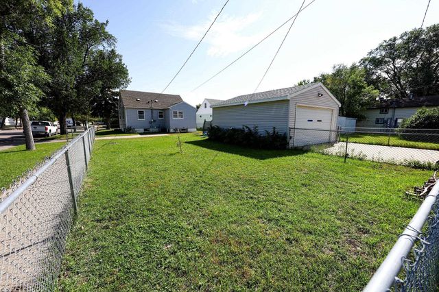 445 19th St NW, Minot, ND 58703