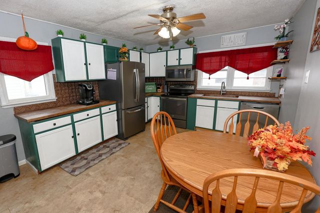 445 19th St NW, Minot, ND 58703