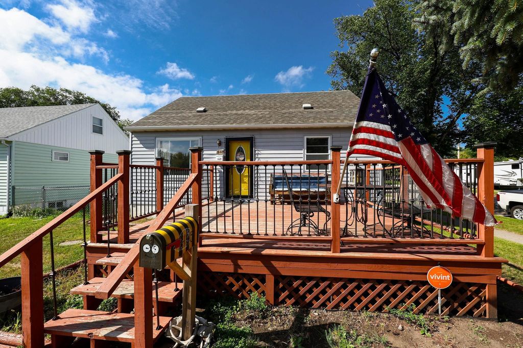445 19th St NW, Minot, ND 58703