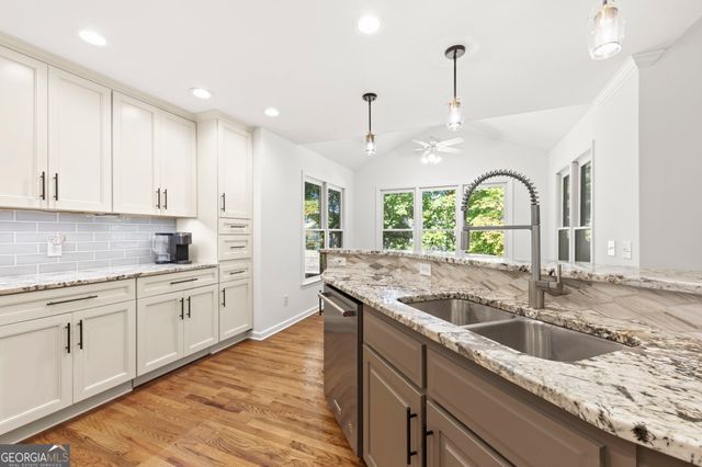6256 Woodlore Drive NW, Acworth, GA 30101