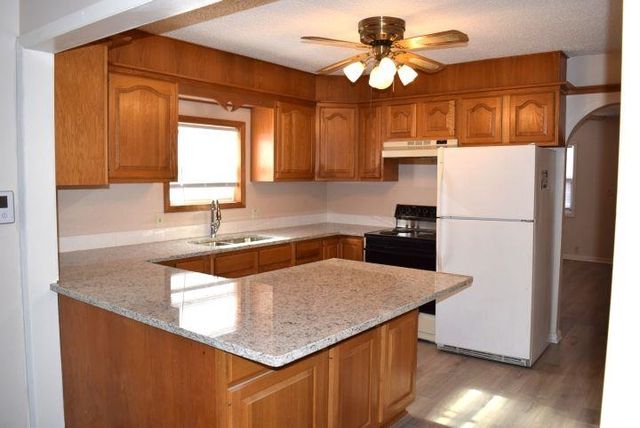 424 N Park Ave, Valley Center, KS 67147