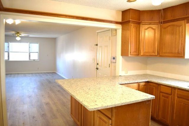 424 N Park Ave, Valley Center, KS 67147