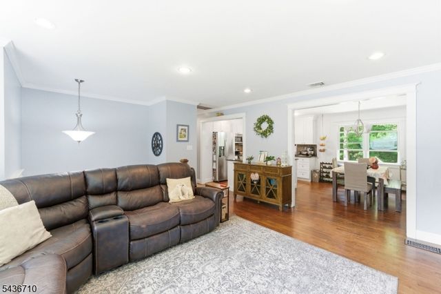 81 Elba Ave, Hopatcong Boro, NJ 07843
