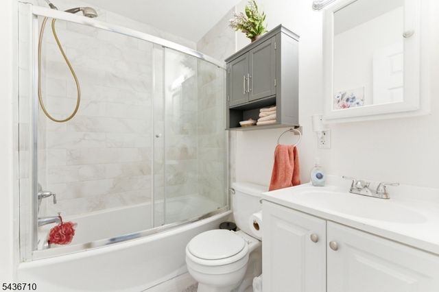 81 Elba Ave, Hopatcong Boro, NJ 07843