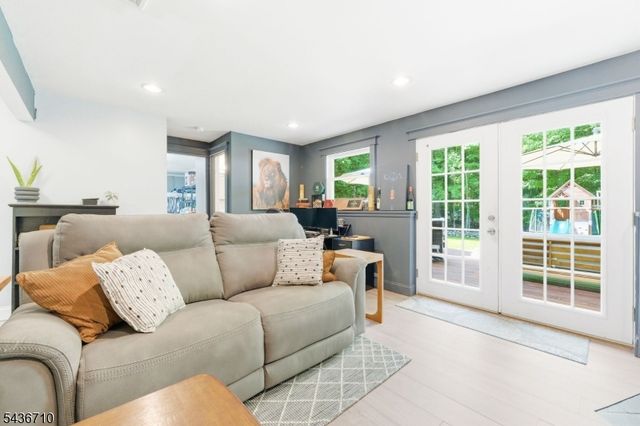 81 Elba Ave, Hopatcong Boro, NJ 07843