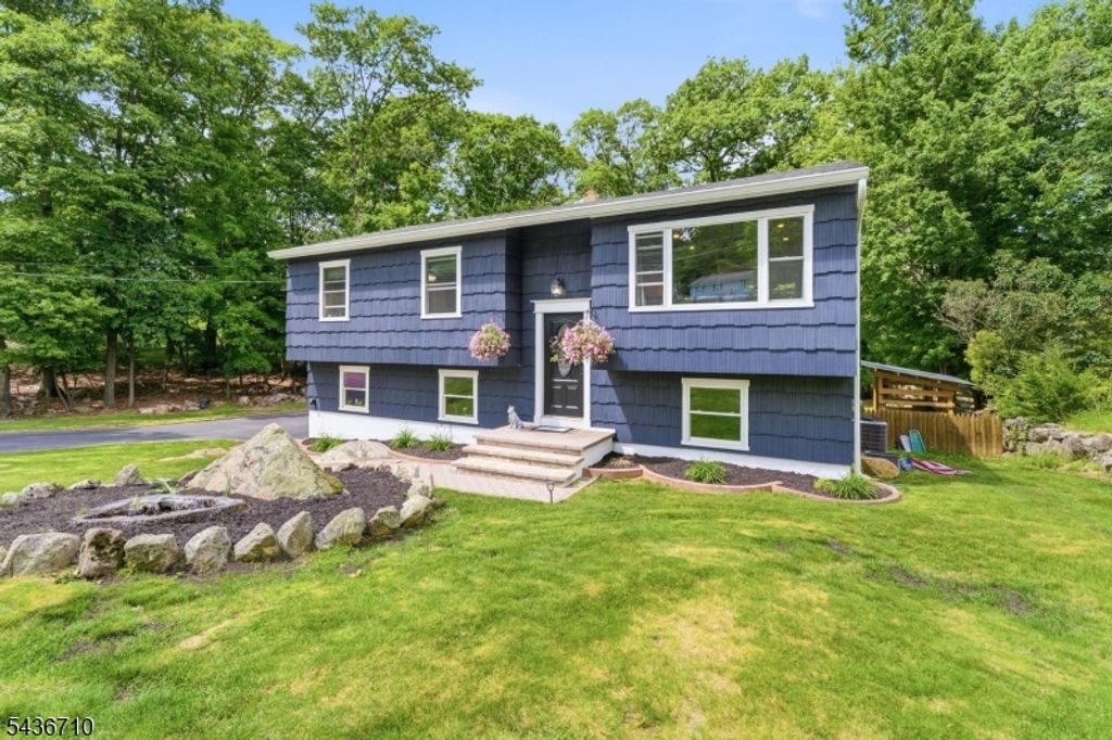 81 Elba Ave, Hopatcong Boro, NJ 07843