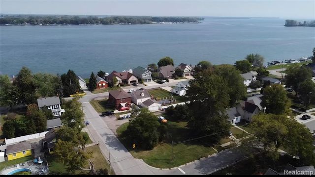 29223 Adams Drive, Gibraltar, MI 48173