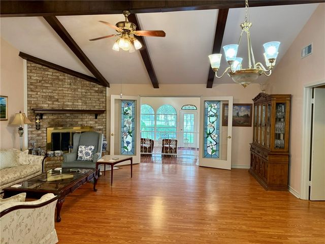 40 Golfview Drive, Hilltop Lakes, TX 77871