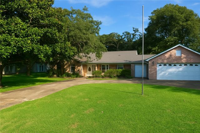 40 Golfview Drive, Hilltop Lakes, TX 77871