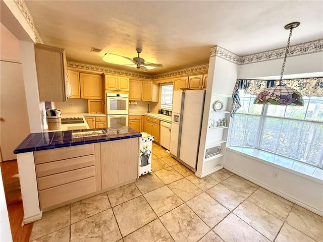 40 Golfview Drive, Hilltop Lakes, TX 77871