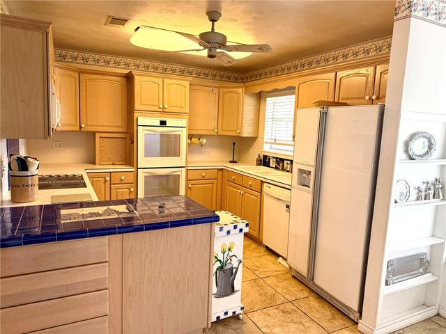 40 Golfview Drive, Hilltop Lakes, TX 77871