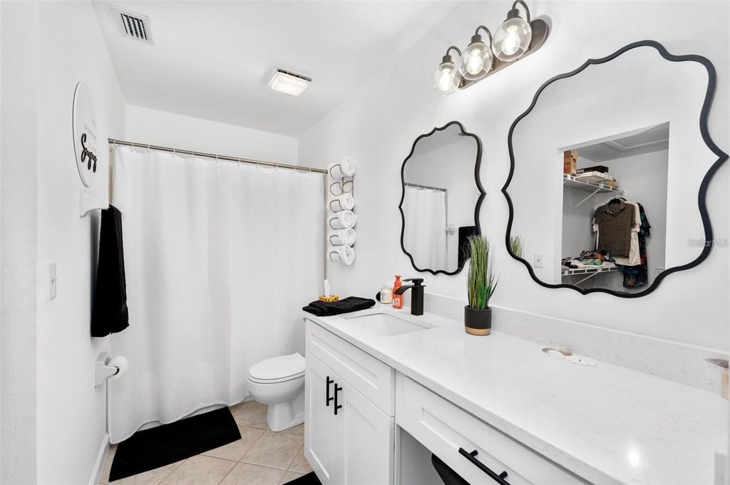 Image 9 of property listing at 6050 28TH STREET W B, Bradenton, FL 34207