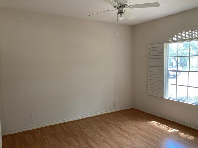 113 Royal Oaks Dr, Rockport, TX 78382