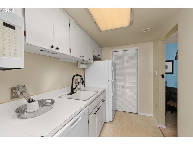 15100 Sw CROWN Dr 6, King City, OR 97224