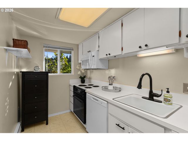 15100 Sw CROWN Dr 6, King City, OR 97224