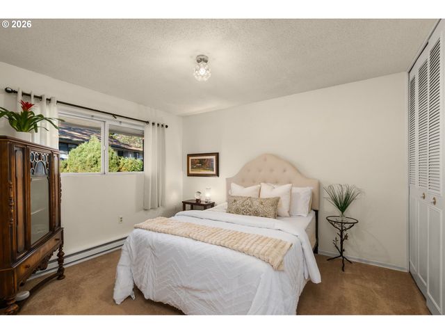 15100 Sw CROWN Dr 6, King City, OR 97224