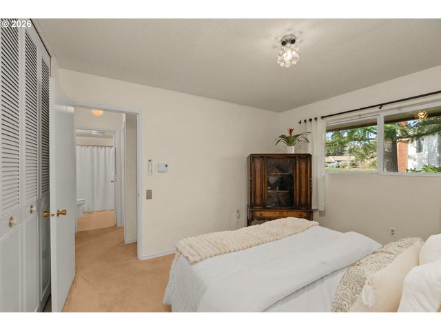 15100 Sw CROWN Dr 6, King City, OR 97224