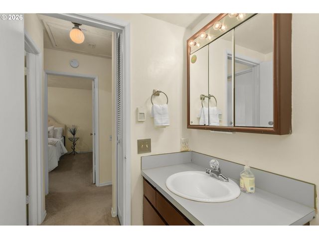 15100 Sw CROWN Dr 6, King City, OR 97224