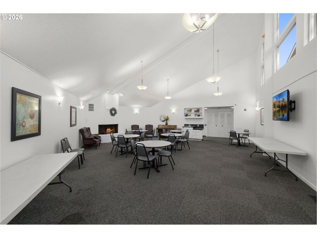 15100 Sw CROWN Dr 6, King City, OR 97224