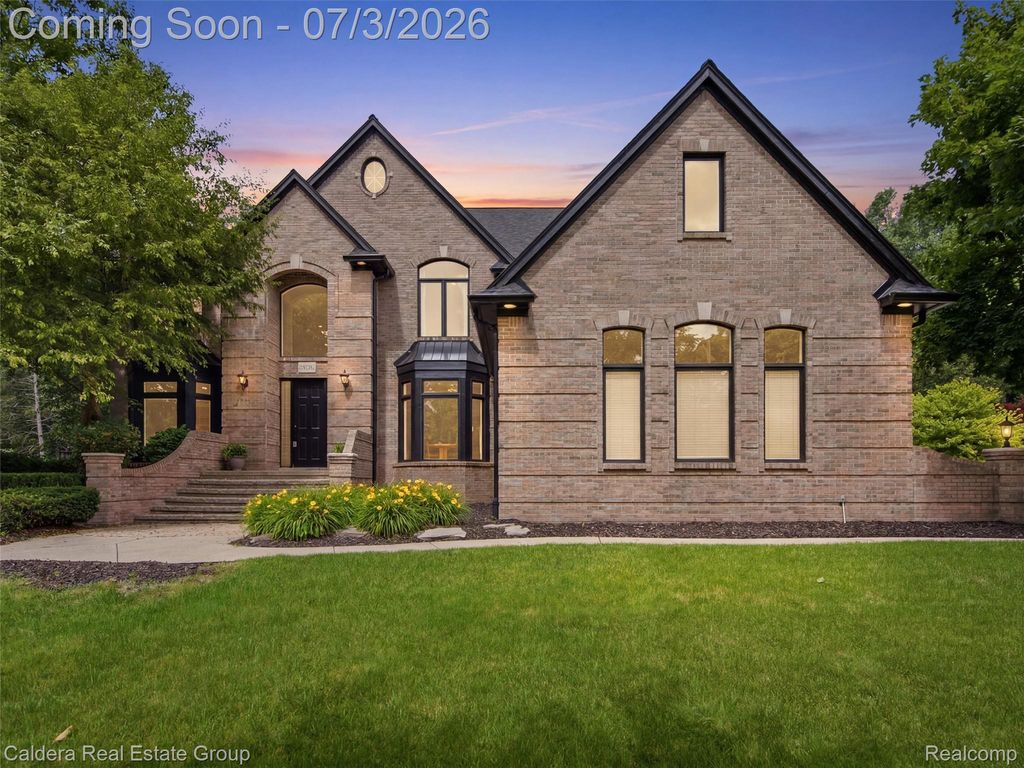 56015 Parkview Drive, Shelby Charter Township, MI 48316